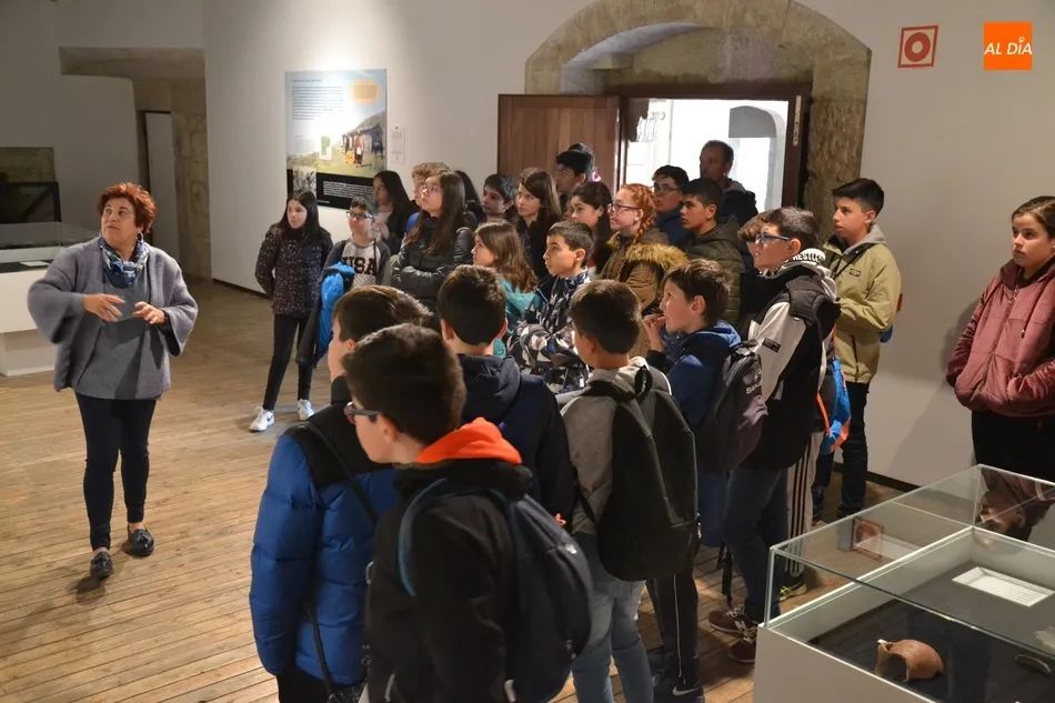 Alumnos del IES Campo Charro descubren la exposición de pizarras  