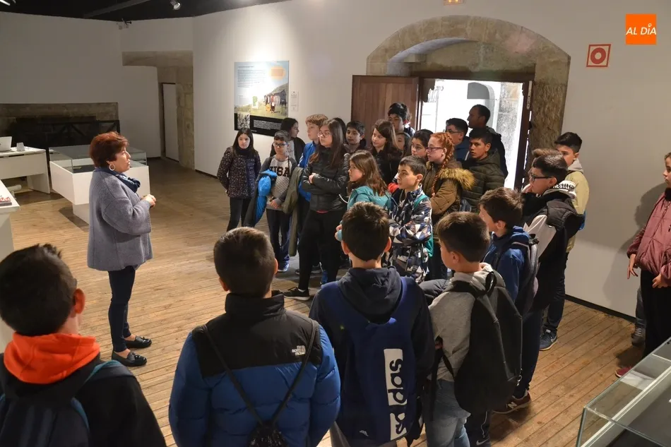 Foto 5 - Alumnos del IES Campo Charro descubren la exposici&oacute;n de pizarras  