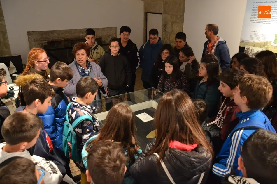 Foto 4 - Alumnos del IES Campo Charro descubren la exposici&oacute;n de pizarras  