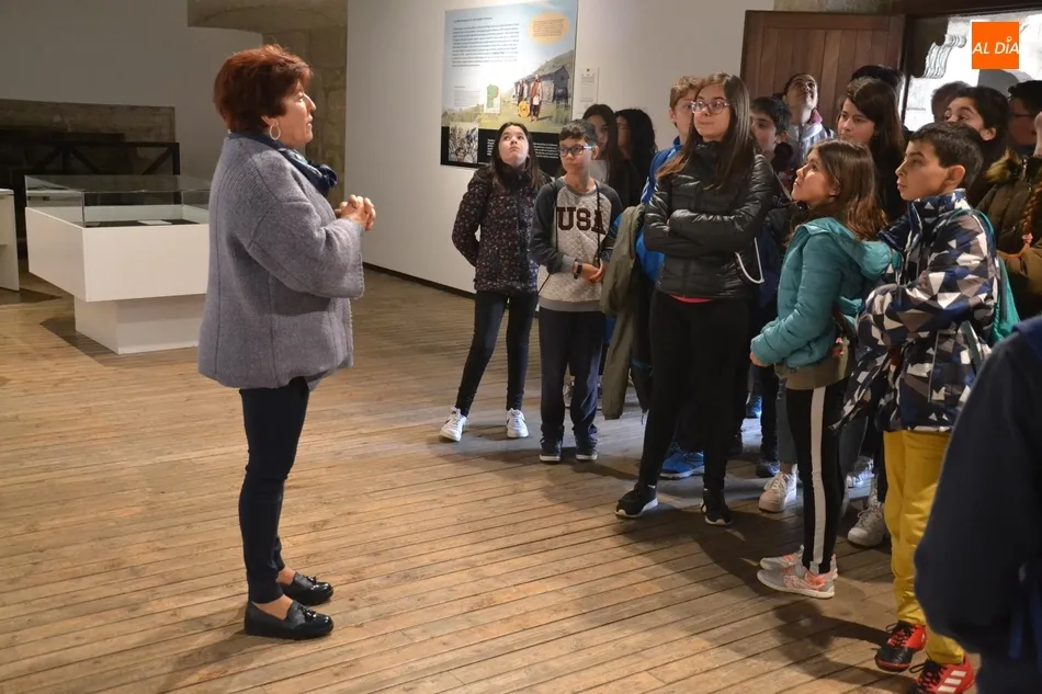 Foto 6 - Alumnos del IES Campo Charro descubren la exposici&oacute;n de pizarras  