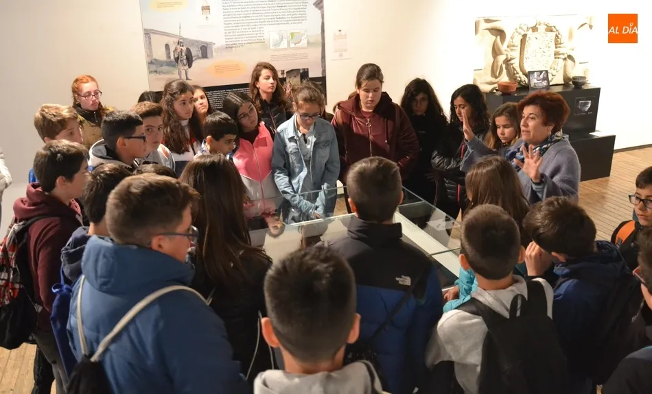 Foto 2 - Alumnos del IES Campo Charro descubren la exposici&oacute;n de pizarras  