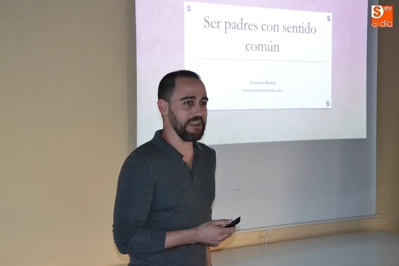 Armando Bastida, en una de sus anteriores participaciones en la Escuela de Padres y Madres