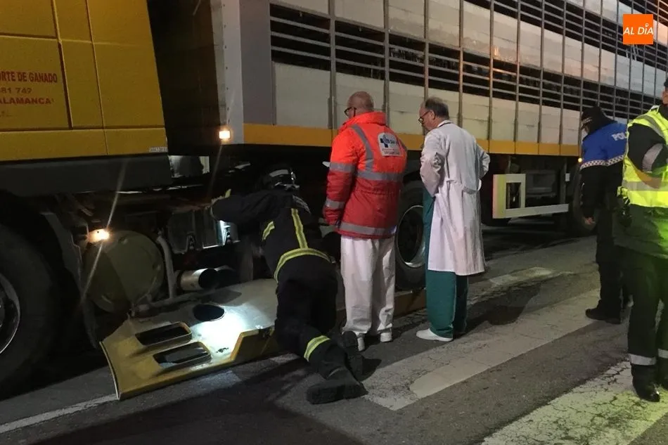 Foto 3 - Herida una mujer de avanzada edad tras resultar atropellada por un cami&oacute;n