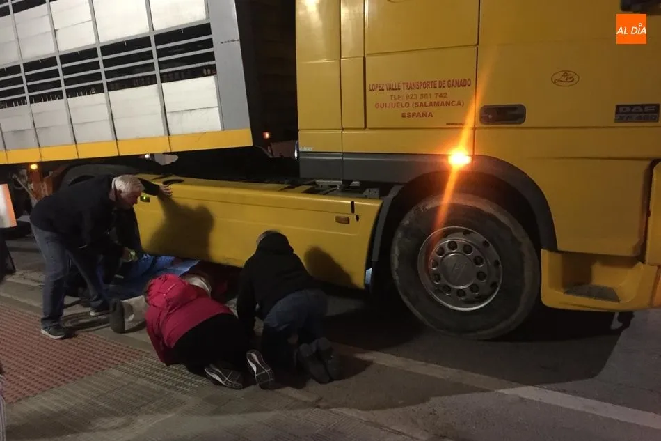 Foto 2 - Herida una mujer de avanzada edad tras resultar atropellada por un cami&oacute;n