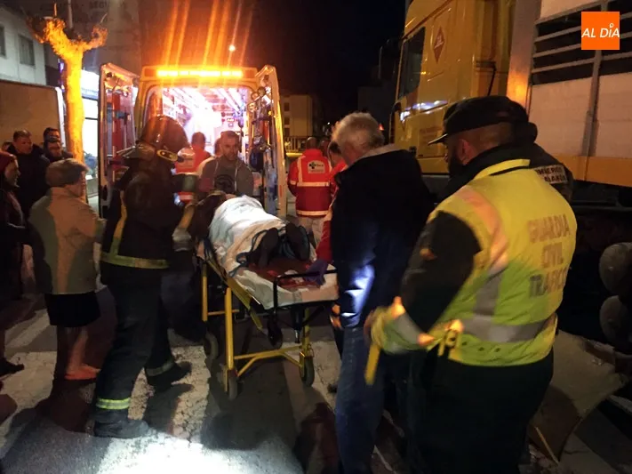 Foto 4 - Herida una mujer de avanzada edad tras resultar atropellada por un cami&oacute;n