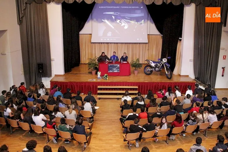 Foto 6 - El piloto guijuelense Lorenzo Santolino comparte sus experiencias con los alumnos del IES Fray Luis ...