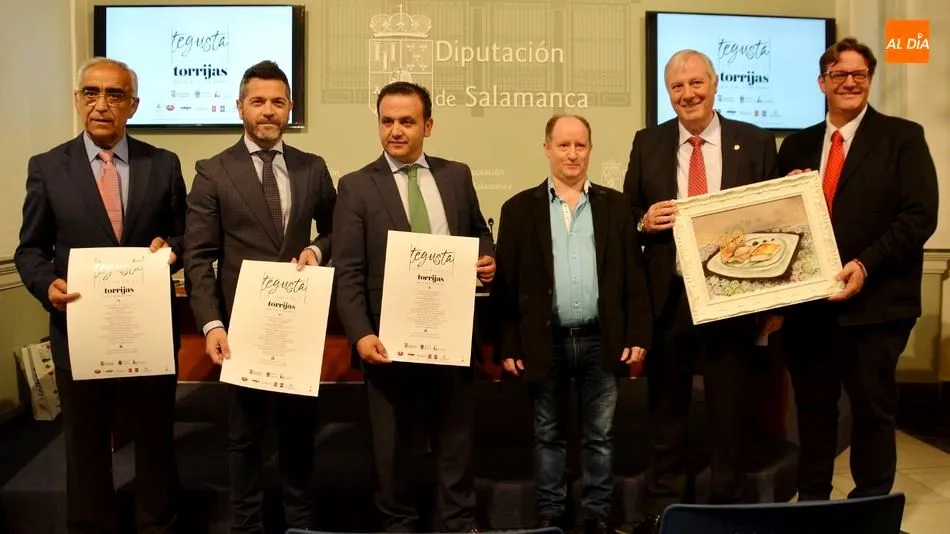 El diputado de Turismo, Javier García Hidalgo, y el concejal de Turismo, Julio López, junto a otros representantes de este concurso, en su presentación. Foto de Lydia González
