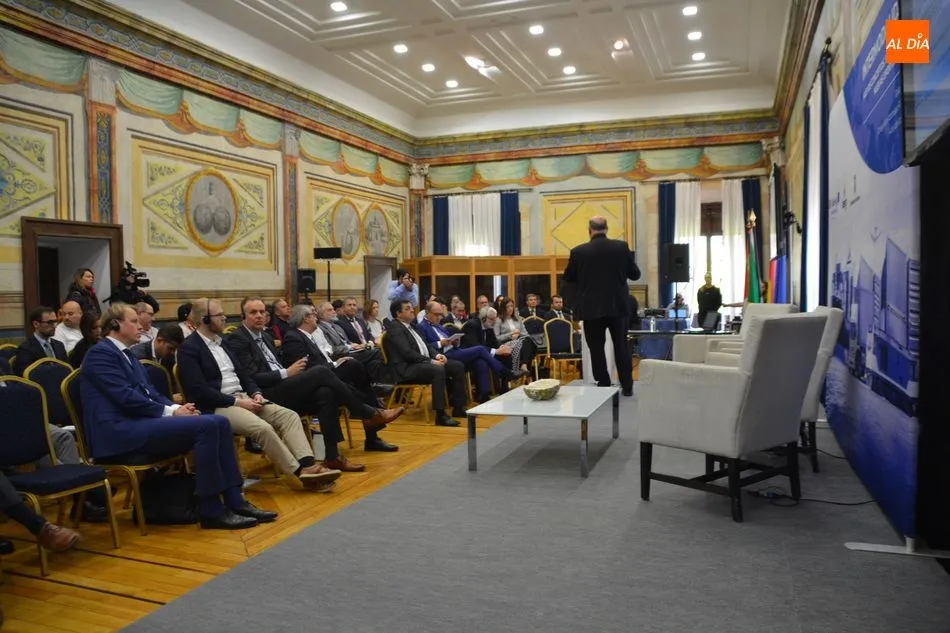 Foto 8 - El consejero de Fomento considera necesario potenciar el transporte de mercanc&iacute;as por ferrocarril  