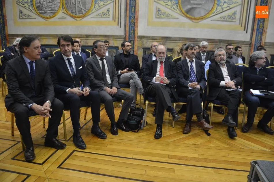 Foto 3 - El consejero de Fomento considera necesario potenciar el transporte de mercanc&iacute;as por ferrocarril  