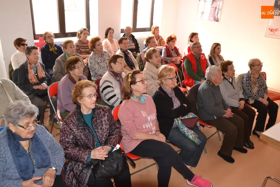 Foto 2 - Cruz Roja explica mitos y medias verdades en torno a los alimentos  