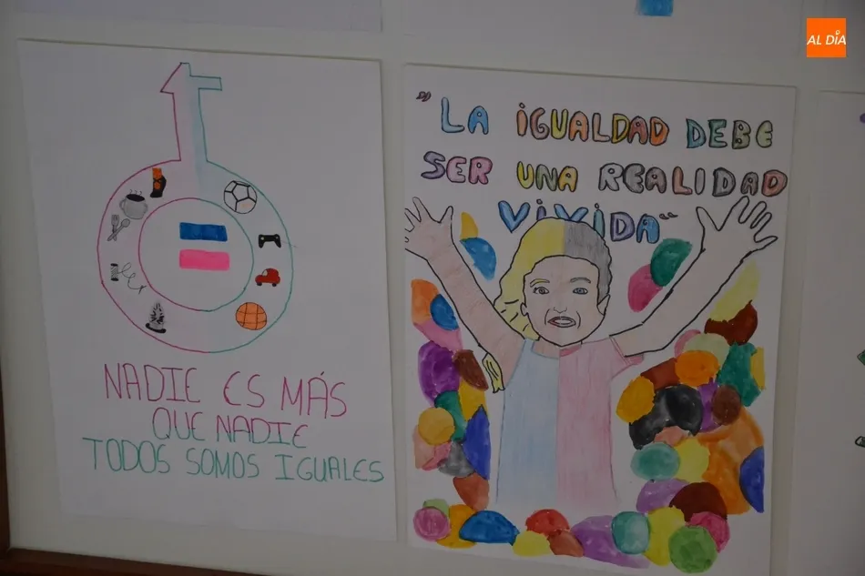 Foto 10 - Misioneras-Santa Teresa expone los carteles elaborados por sus alumnos con motivo del 8M  