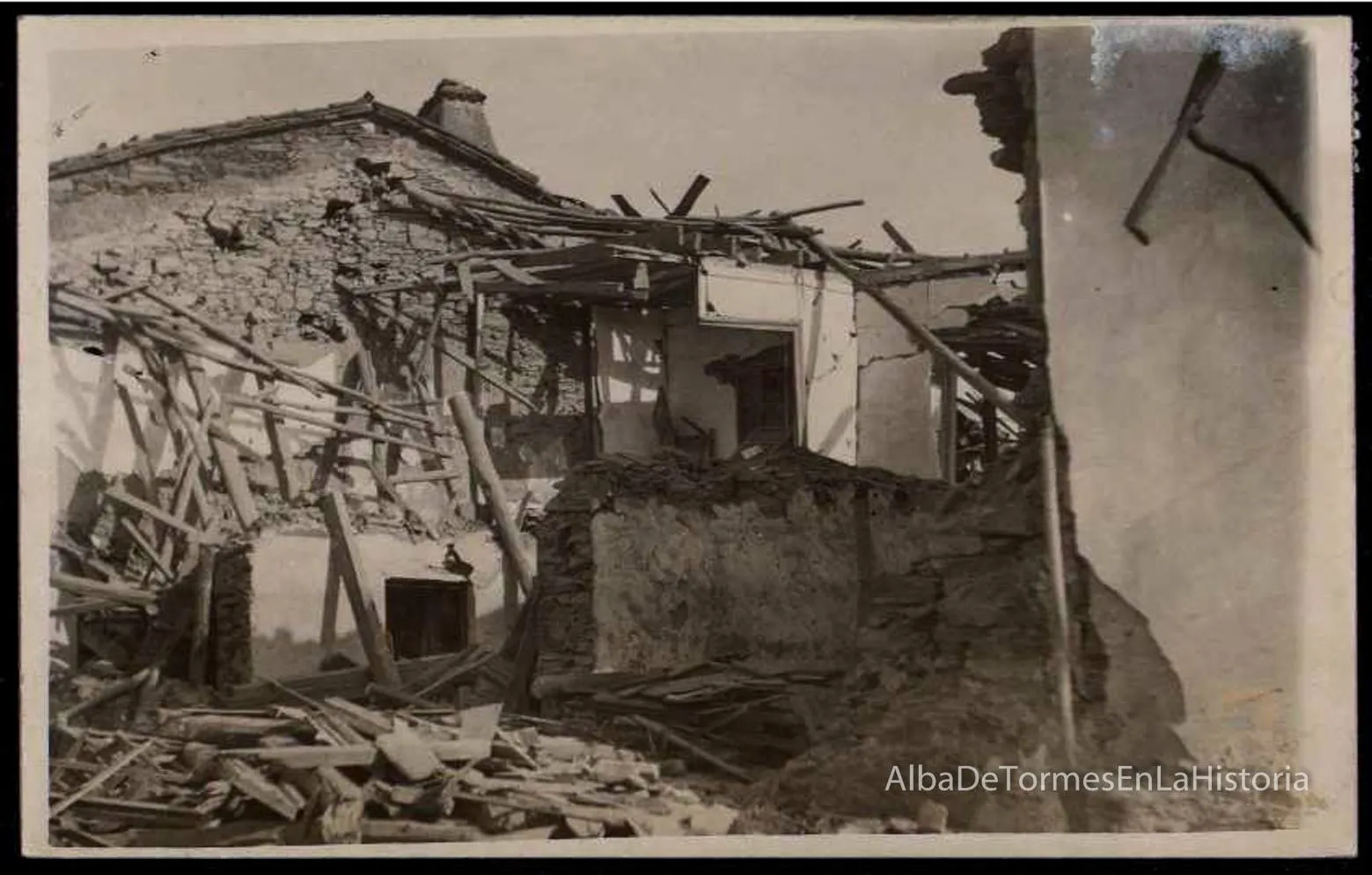 Foto 8 - V&iacute;ctimas y destrozos causados por el bombardeo del 3 de julio de 1937 en Alba de Tormes