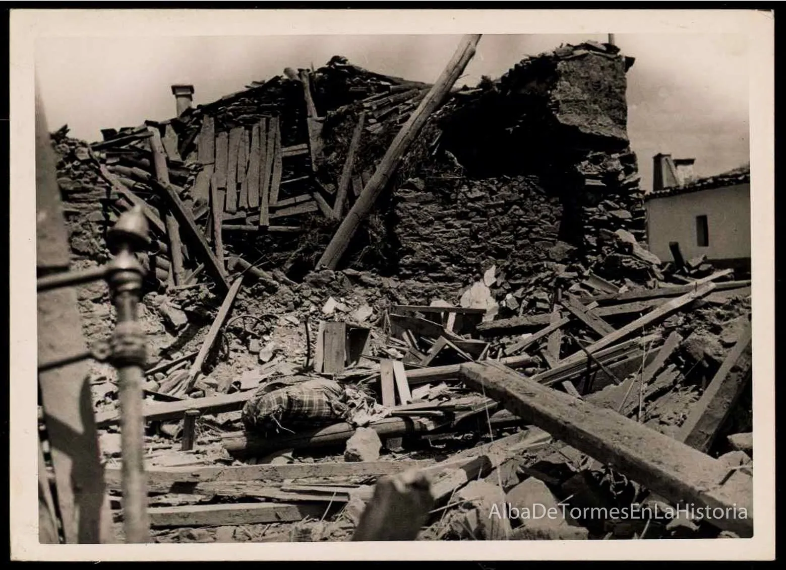 Foto 2 - V&iacute;ctimas y destrozos causados por el bombardeo del 3 de julio de 1937 en Alba de Tormes