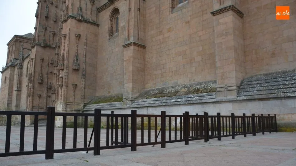 Las vallas impiden el paso por el atrio de la Catedral Nueva. Foto: Lydia González