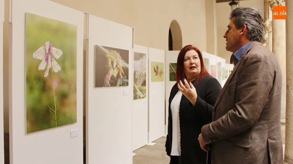 Neli Martín y el diputado de Cultura, en la inaguración de la exposición en el Patio de La Salinal