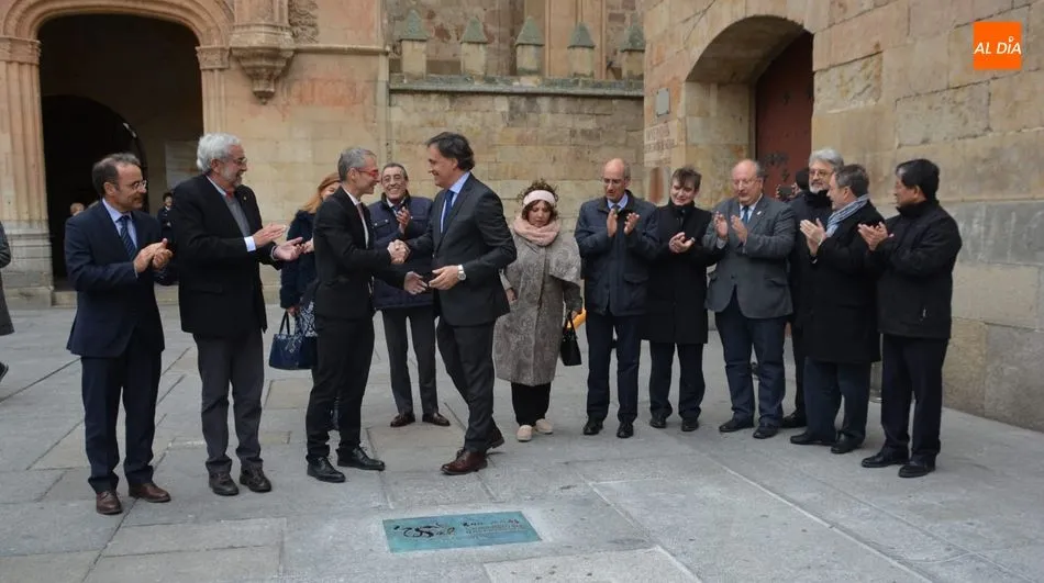 Descubrimiento de la placa conmemorativa del VIII Centenario en el Patio de Escuelas. Foto: Lydia González