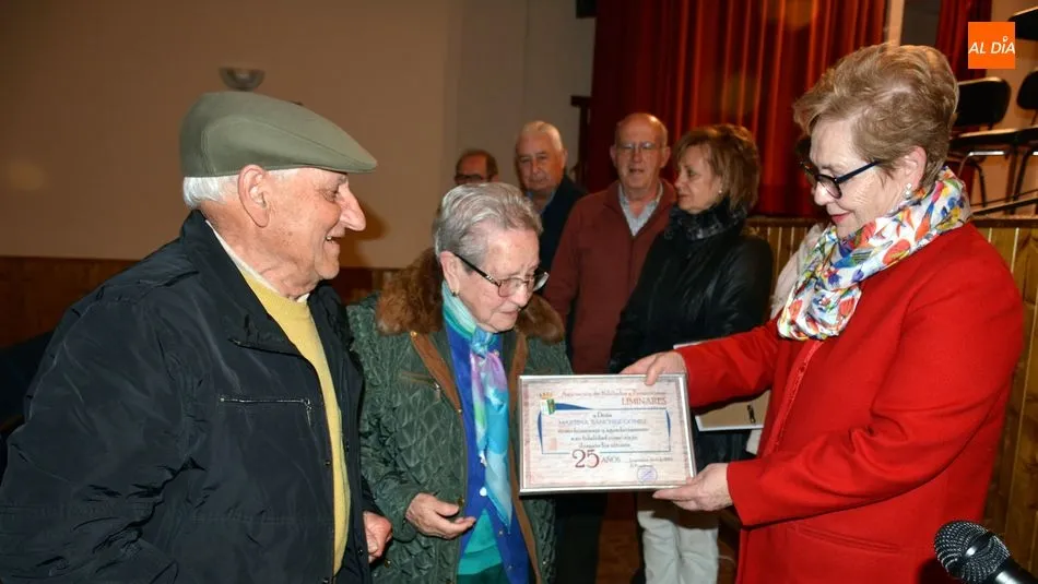 Un matrimonio recibe los diplomas como recuerdo de sus 25 años como socios / E. Corredera