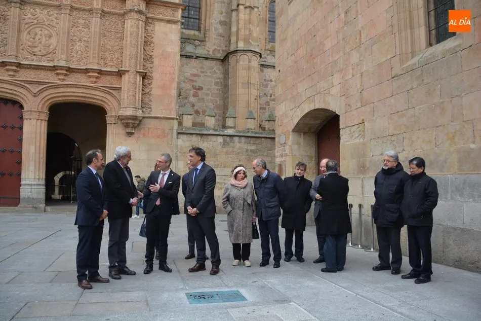 Foto 9 - La Universidad de Salamanca descubre una placa conmemorativa del VIII Centenario en el Patio de...