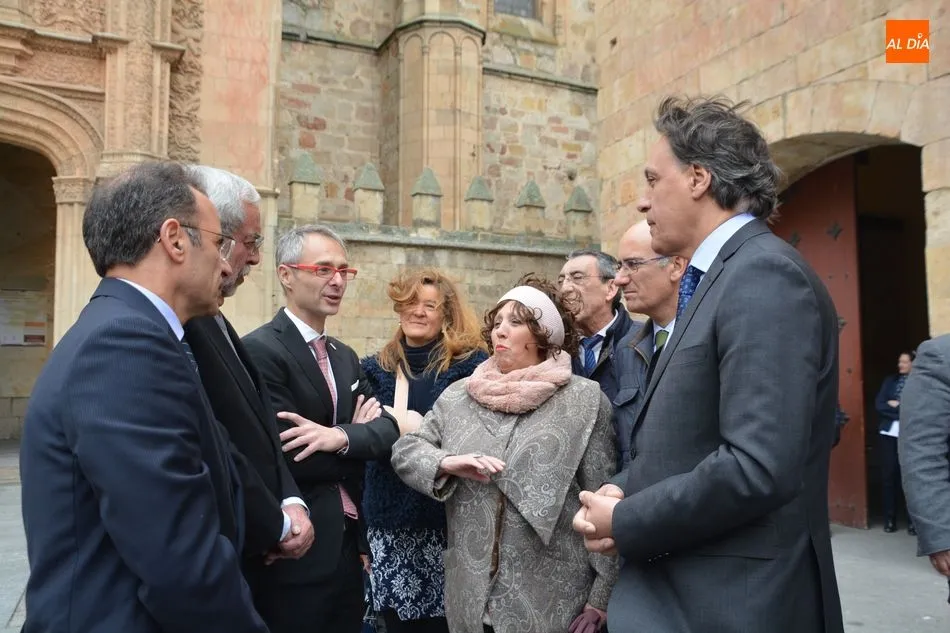 Foto 6 - La Universidad de Salamanca descubre una placa conmemorativa del VIII Centenario en el Patio de...