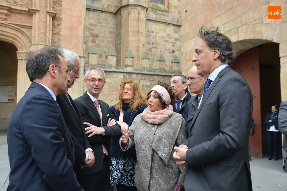 Foto 5 - La Universidad de Salamanca descubre una placa conmemorativa del VIII Centenario en el Patio de...
