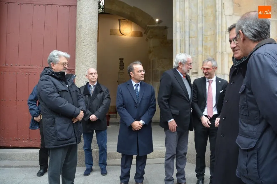 Foto 4 - La Universidad de Salamanca descubre una placa conmemorativa del VIII Centenario en el Patio de...