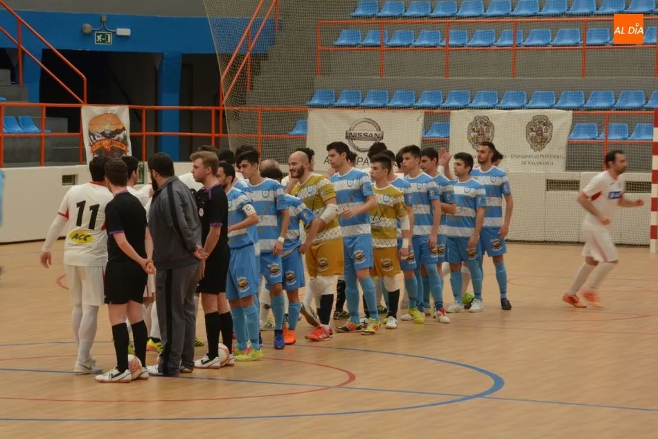 Los jugadores del Salamanca saludan a los del CDU Arroyo