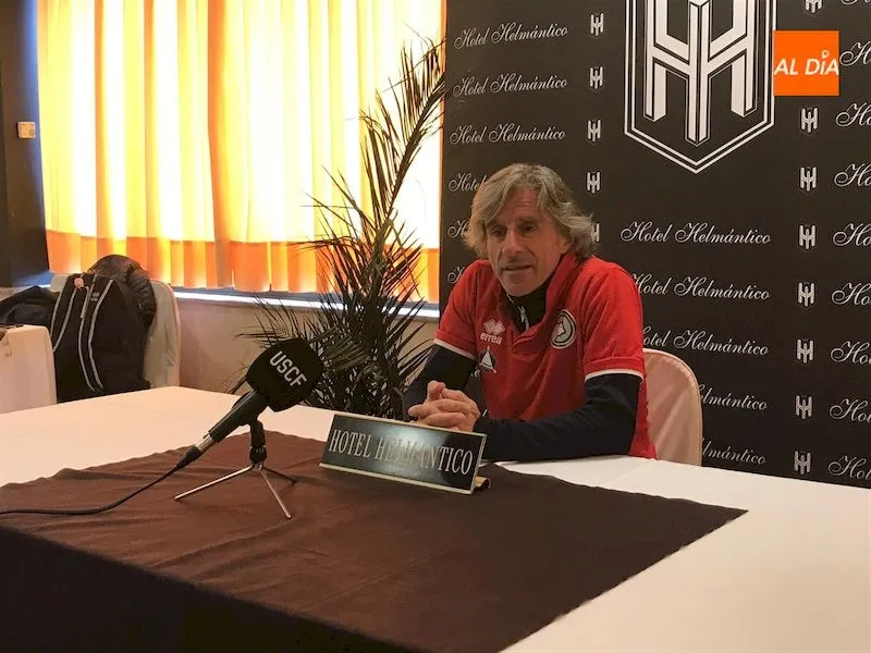 Roberto Aguirre durante la rueda de prensa
