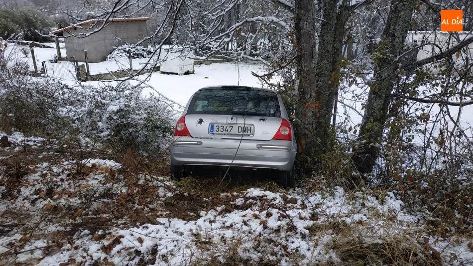 Foto 3 - Dos heridos tras el vuelco de un turismo que se sal&iacute;a de la carretera en La Hoya