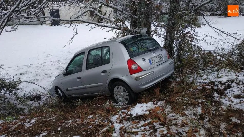 Foto 2 - Dos heridos tras el vuelco de un turismo que se sal&iacute;a de la carretera en La Hoya