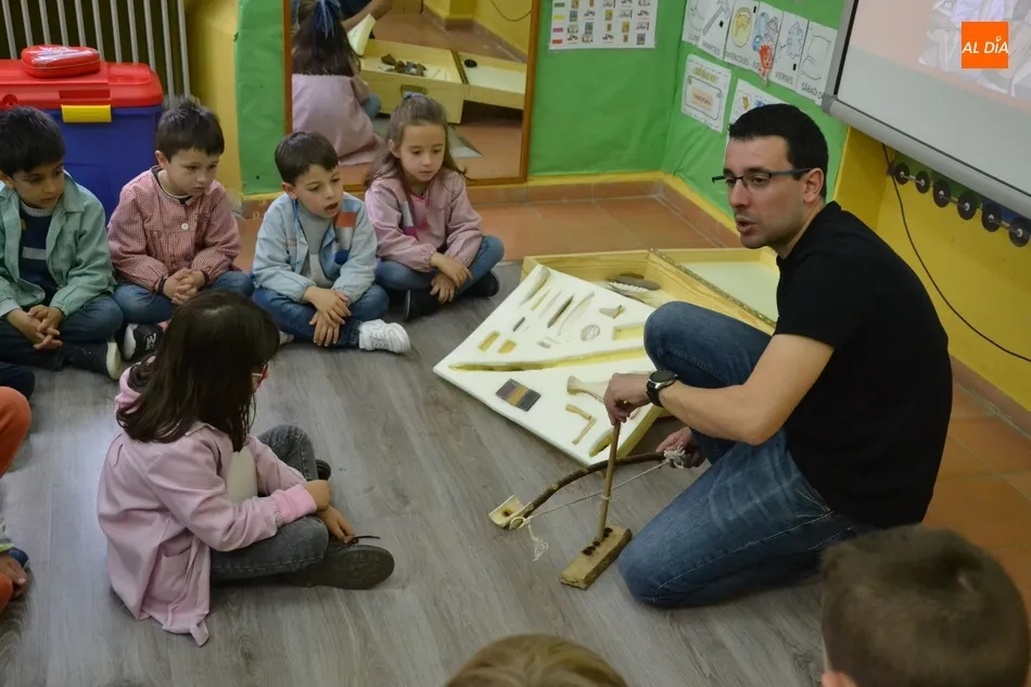 El Colegio San Francisco arranca su Semana Cultural viajando a la Prehistoria  