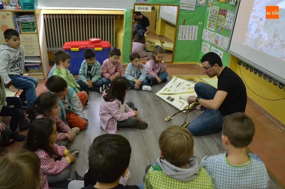 Foto 2 - El Colegio San Francisco arranca su Semana Cultural viajando a la Prehistoria  