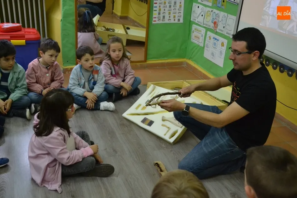 Foto 3 - El Colegio San Francisco arranca su Semana Cultural viajando a la Prehistoria  