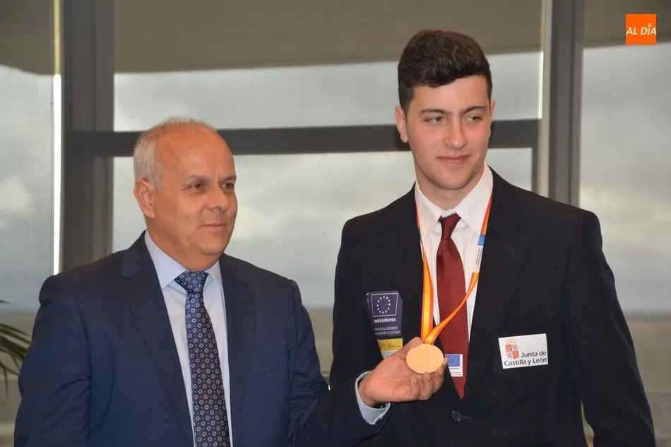 Foto 8 - Mena reconoce el m&eacute;rito de&nbsp;los alumnos del CIFP R&iacute;o Tormes ganadores de los premios FP Skills