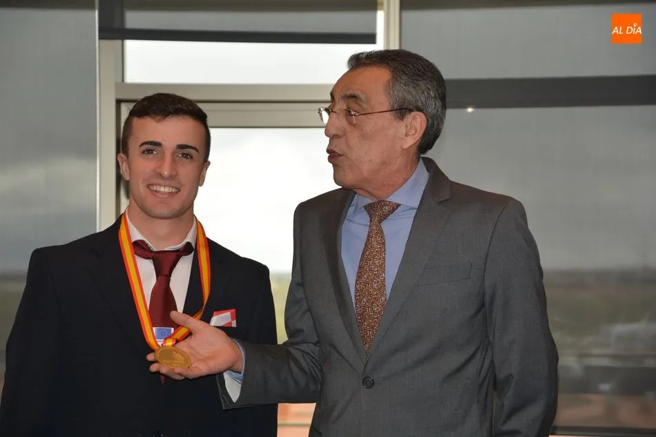 Foto 7 - Mena reconoce el m&eacute;rito de&nbsp;los alumnos del CIFP R&iacute;o Tormes ganadores de los premios FP Skills