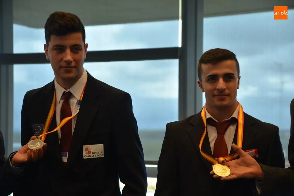 Foto 9 - Mena reconoce el m&eacute;rito de&nbsp;los alumnos del CIFP R&iacute;o Tormes ganadores de los premios FP Skills