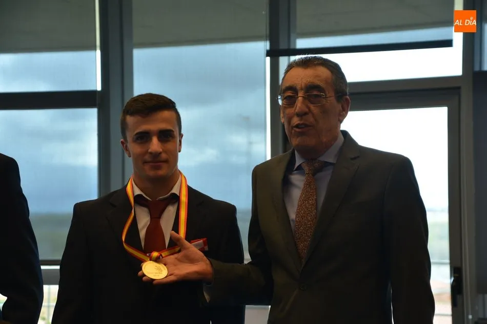 Foto 5 - Mena reconoce el m&eacute;rito de&nbsp;los alumnos del CIFP R&iacute;o Tormes ganadores de los premios FP Skills