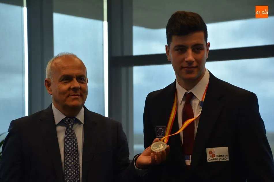 Foto 4 - Mena reconoce el m&eacute;rito de&nbsp;los alumnos del CIFP R&iacute;o Tormes ganadores de los premios FP Skills