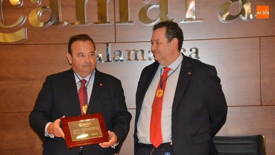 José Gómez recibe el galardón de manos de Benjamín Crespo, presidente de la Cámara de Comercio. Foto: Lydia González