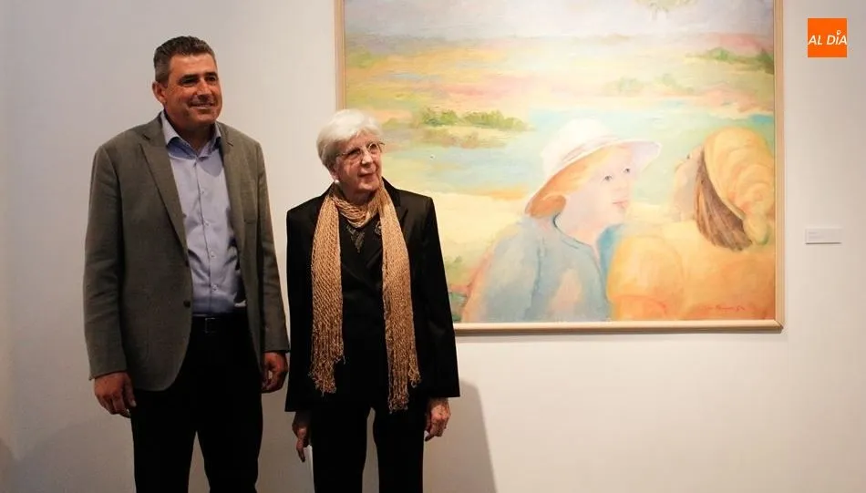 La artista Pilar Hernández, junto al diputado de Cultura, Julián Barrera. Foto de Elena López
