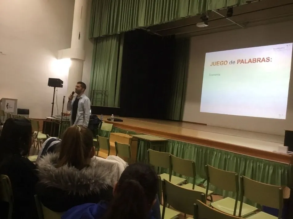 Foto 4 - La Econom&iacute;a del Bien Com&uacute;n de Miranda de Az&aacute;n se presenta en el IES Mateo Hern&aacute;ndez  