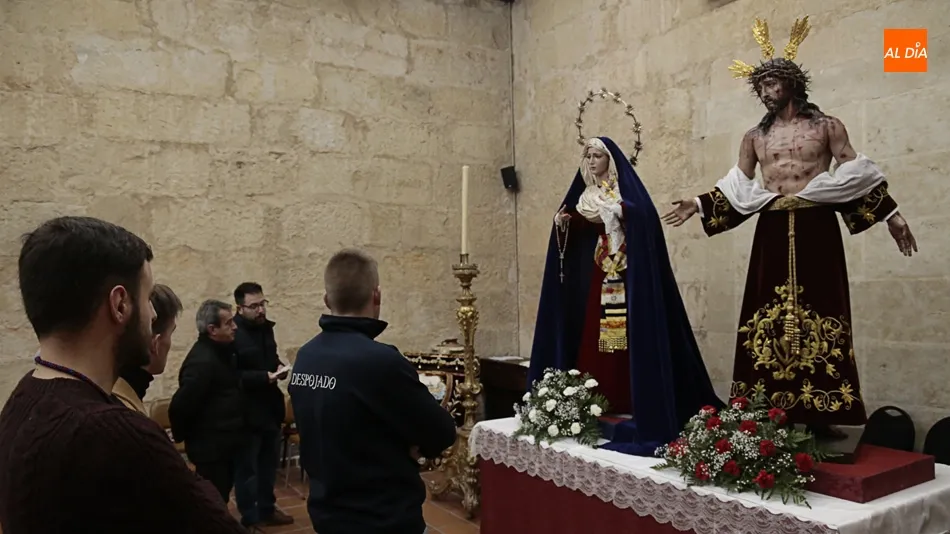 Los hermanos, orando al Despojado y la Caridad en familia. Foto: Alejandro López