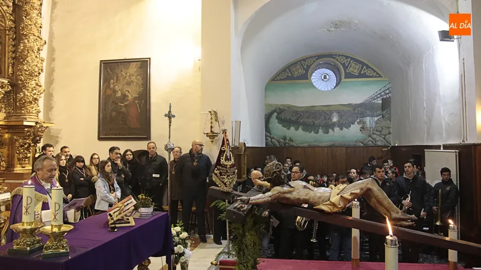 Tejares y la Cofradía del Cristo Yacente rinden honores al Cristo de la Salud