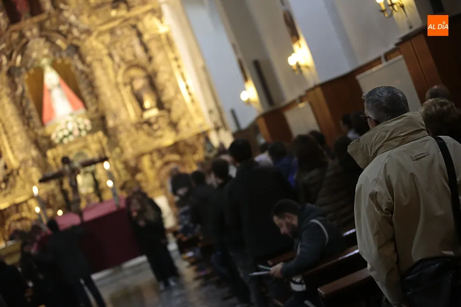 Foto 11 - Tejares y la Cofrad&iacute;a del Cristo Yacente rinden honores al Cristo de la Salud