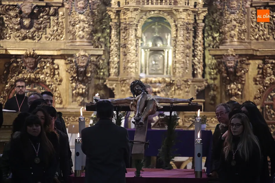 Foto 10 - Tejares y la Cofrad&iacute;a del Cristo Yacente rinden honores al Cristo de la Salud