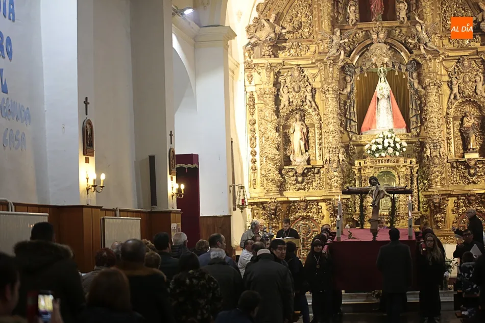 Foto 9 - Tejares y la Cofrad&iacute;a del Cristo Yacente rinden honores al Cristo de la Salud