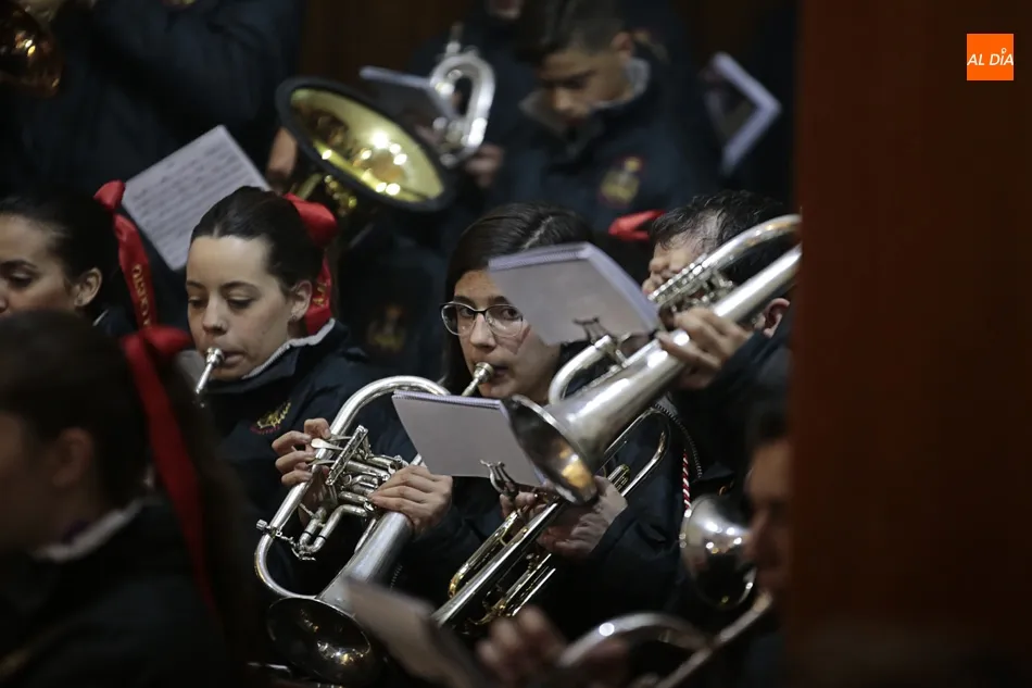 Foto 6 - Tejares y la Cofrad&iacute;a del Cristo Yacente rinden honores al Cristo de la Salud