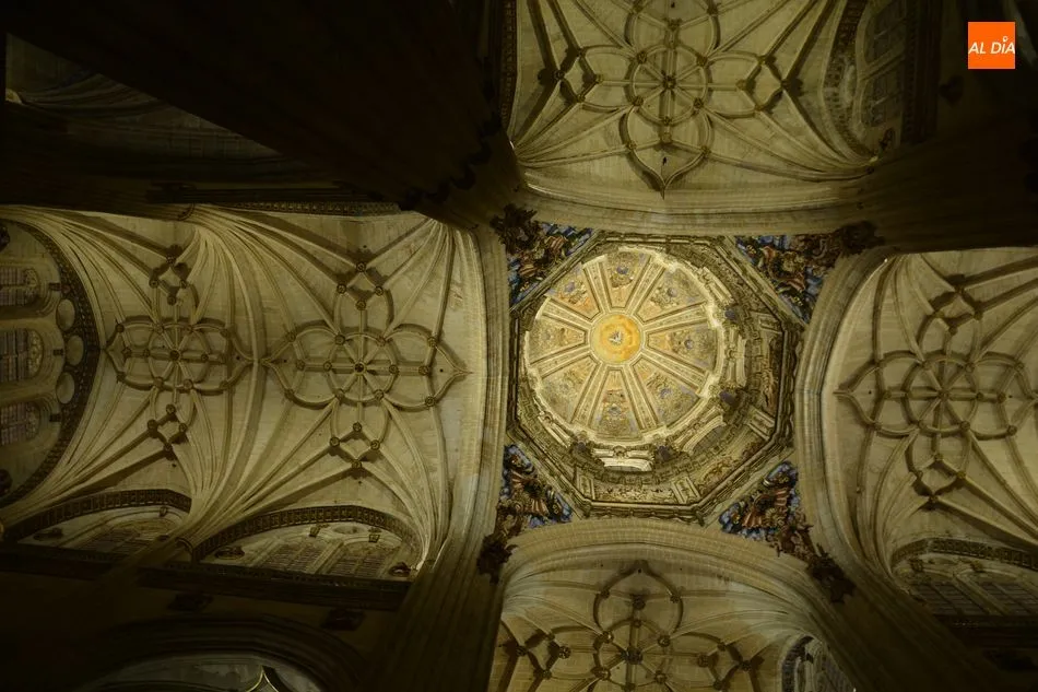 Foto 2 - Iberdrola inaugura la iluminaci&oacute;n ornamental interior de la Catedral Nueva de Salamanca  