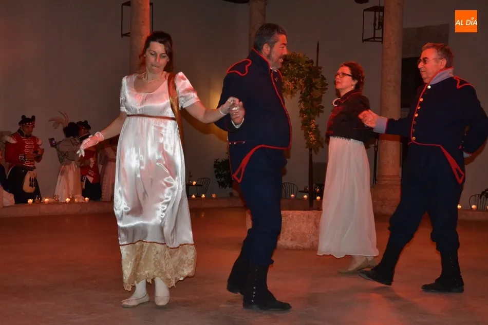 Foto 6 - Una animada noche de baile abre la recreaci&oacute;n de la &eacute;poca Napole&oacute;nica  