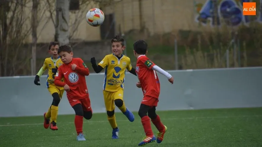 Acción de un partido de fútbol base / Lydia González