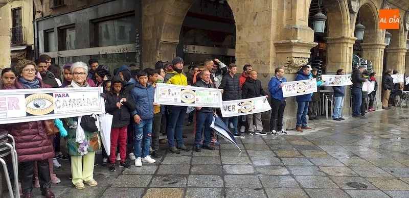 Participantes en la iniciativa abrazos solidarios / Eva Fernández